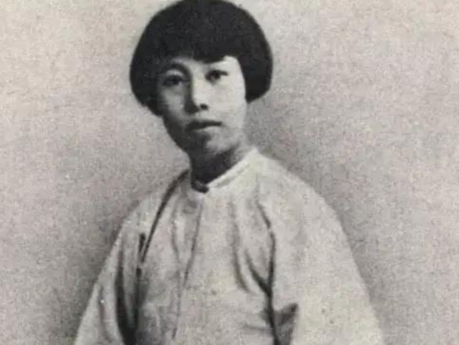 1941年，日本兵对满身伤痕的许广平吼道：“把衣服脱下来！”当时正是冬天，许广平