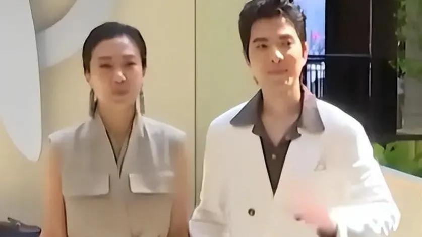 37岁萧敬腾携51岁妻子林有慧亮相活动，紧握双手深情尽显