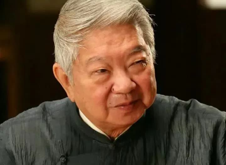 很多人觉得蔡澜是靠有才才有钱的，其实人家本来是富二代，父亲是新加坡邵氏的高管，母