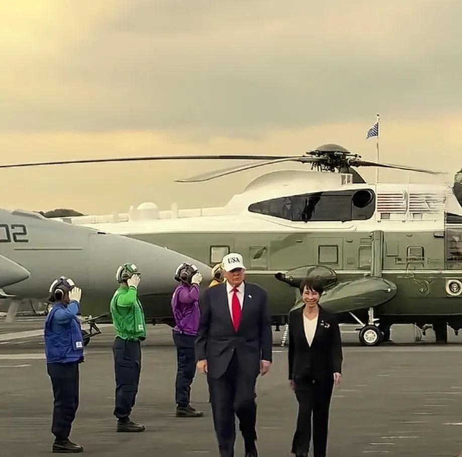 日本首相与特朗普去视察，首相就像特朗普的“妻子”一样，但是特朗普却不怎么喜欢[笑