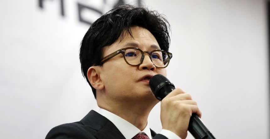 韩东勋：“再大的荣耀，我也要阻止非法戒严”

国民力量党前代表韩东勋21日表