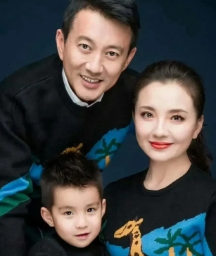 孙茜一家三口超幸福，亲子装亮相超养眼

看这张孙茜一家三口的全家福，真是幸福感满
