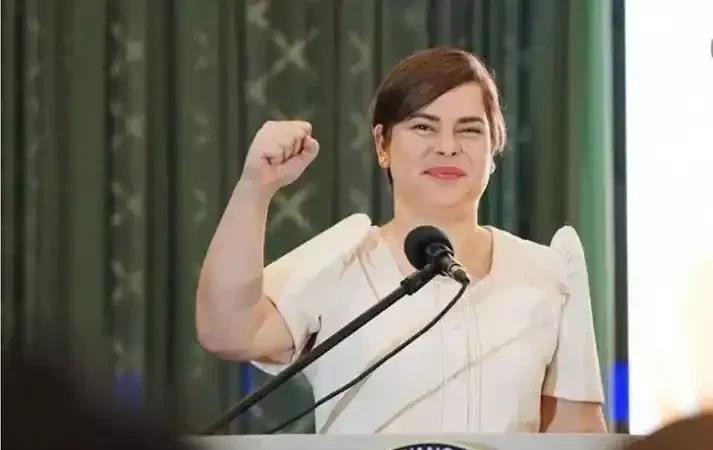 杜特尔特女儿盼其出庭延期





老杜要上法庭了？真的假的？他女儿莎拉急得不行