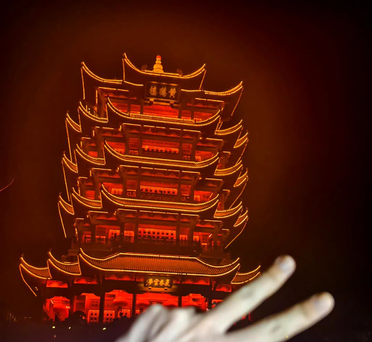 半夜醒来的福利～
任嘉伦发博了！
嘉伦到黄鹤楼了！

昨天嘉伦到武汉走的