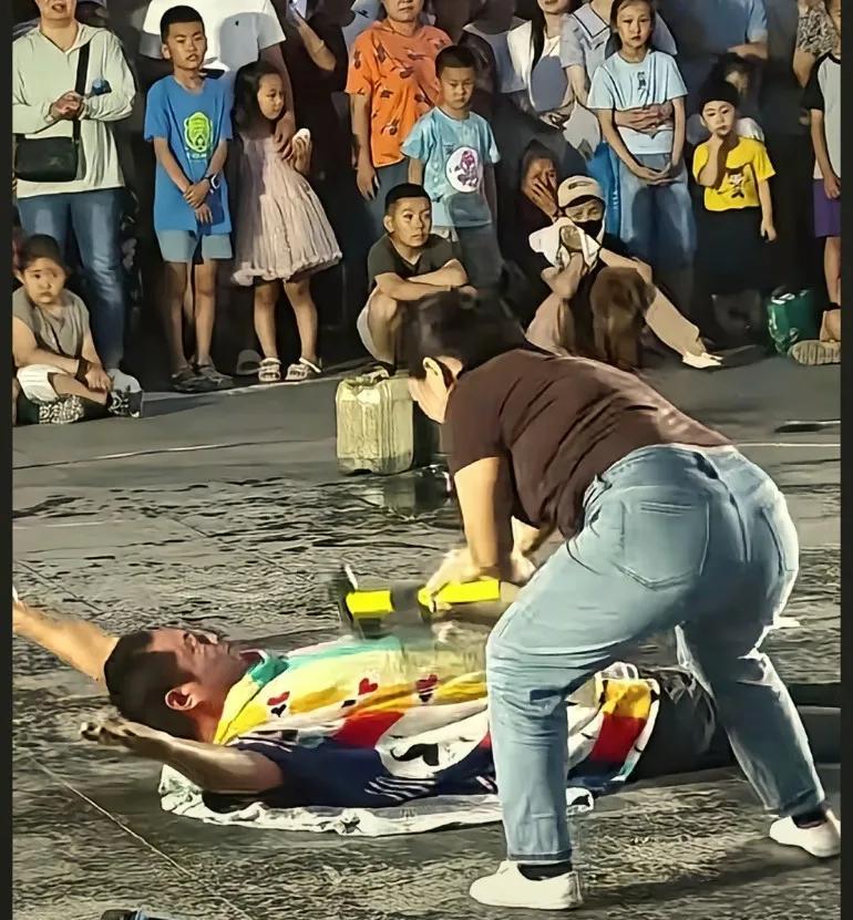 胸口碎大石失误了！一锤子锤在胸口上，都是在努力活着
听声音这么清脆，倒像是金属的