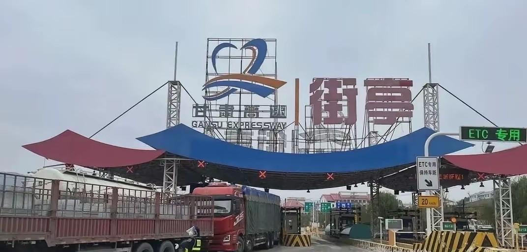 把收费站建在要道上，还真应了一夫当关，万夫莫开！这么一看更能证明，马谡当年在山上