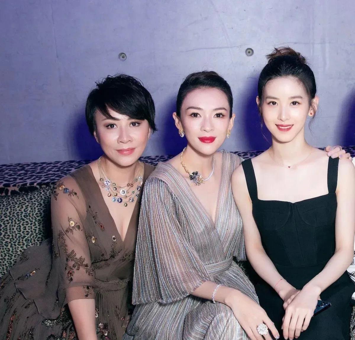 宝子们，章子怡、刘嘉玲和章泽天的同框简直太惊艳啦！章泽天清新乖巧，像是春日里的小
