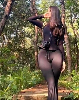 相亲见的那姑娘，居然穿这身去爬山，她就不嫌累吗？

