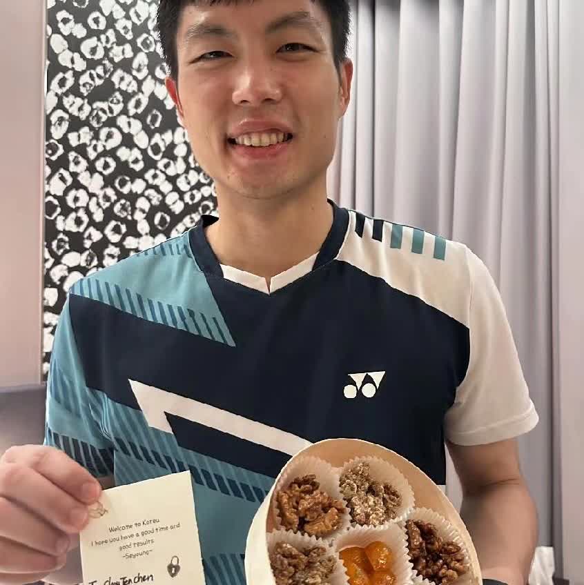很温暖的互动！

没想到，正在参加韩国羽毛球公开赛男单比赛的周天成感谢了安洗