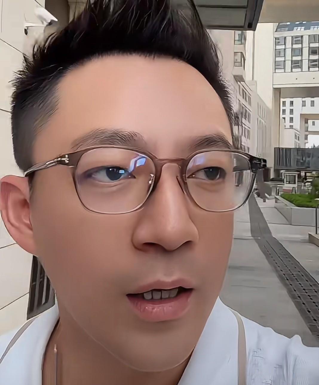 汪小菲现在这心态必须点赞啊
为了是整个人看起来精神些，汪小菲还特地修剪了头发，整