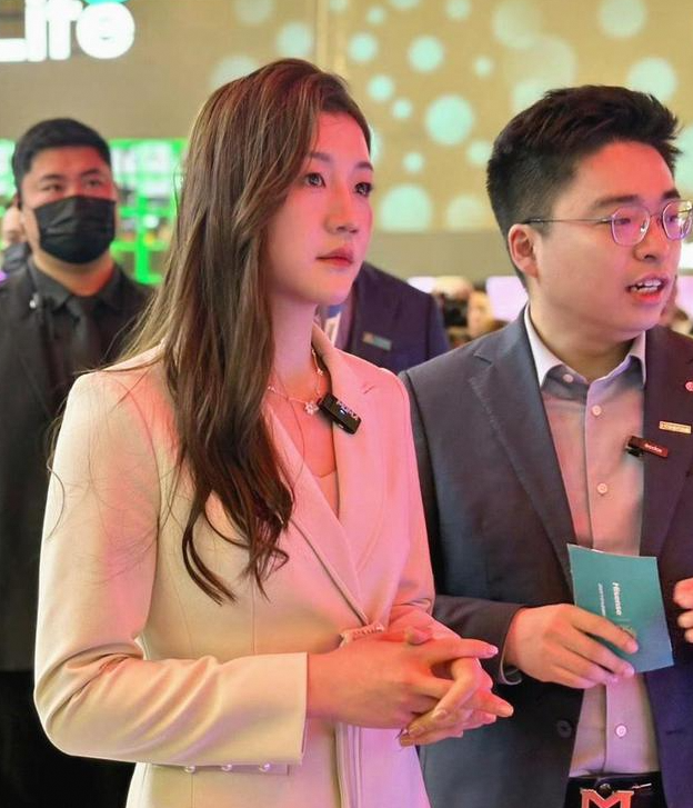 陈梦现身华表奖与黄晓明同框，气质颜值超绝