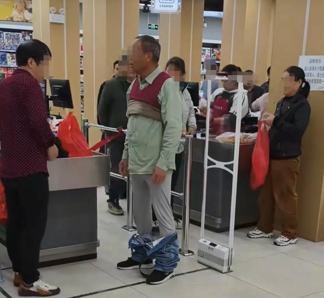 “这事不算完！”一大爷经过超市出口时安检警报响起，于是超市的保安便要求大爷脱衣接