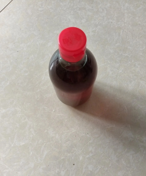 昨天晚上，我们一家三口又去老公的哥哥家拜年了。

我们拿了一箱麻辣鸭，两瓶酒，一