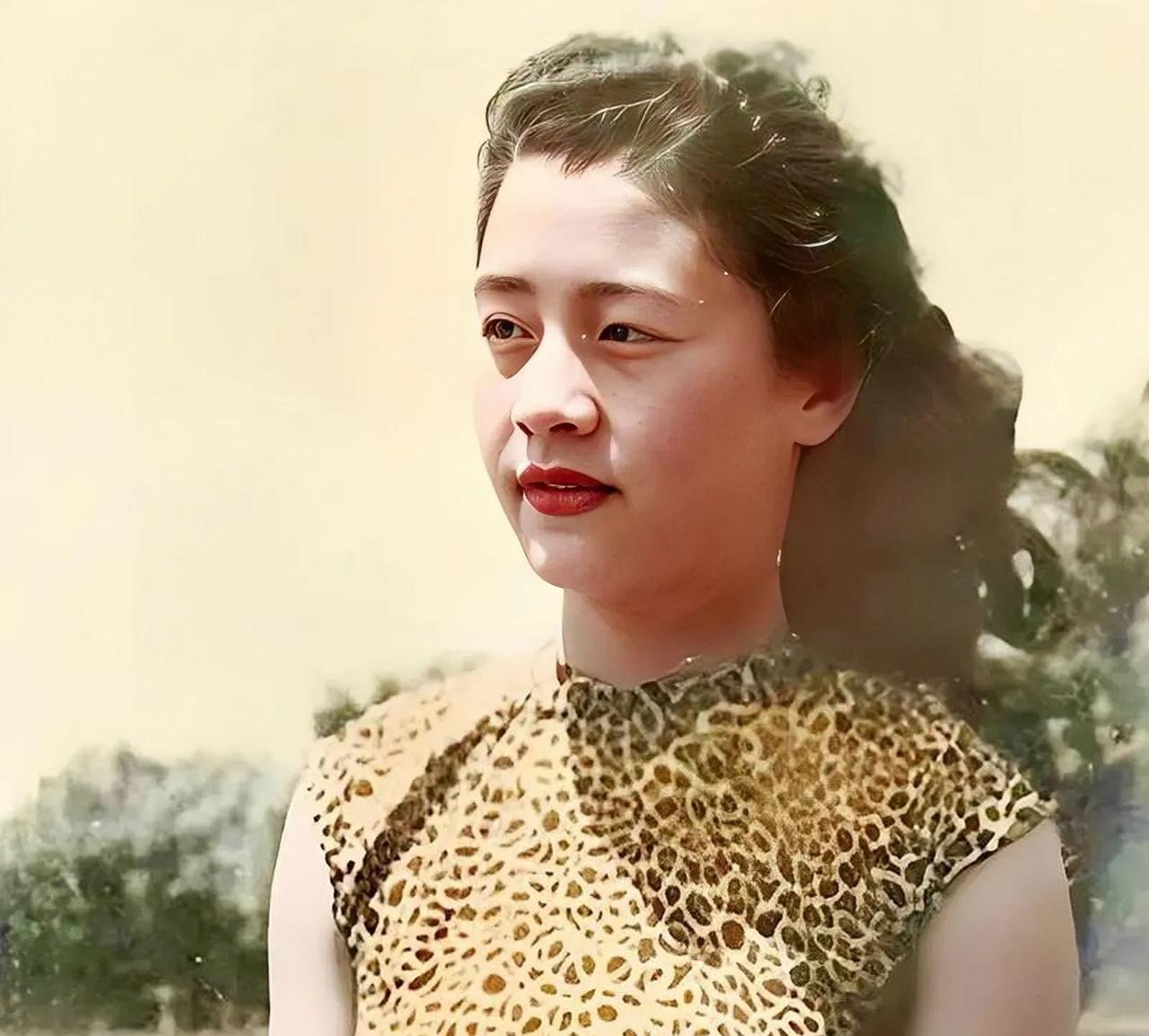 1943年，44岁张大千看上女儿14岁漂亮女同学徐雯波，一见钟情。少女红着脸问：