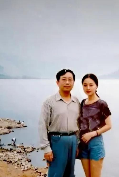 这是余秋雨与马兰年轻时的珍贵合影。
文化学者余秋雨风度翩翩，尽显儒雅气质；
黄梅