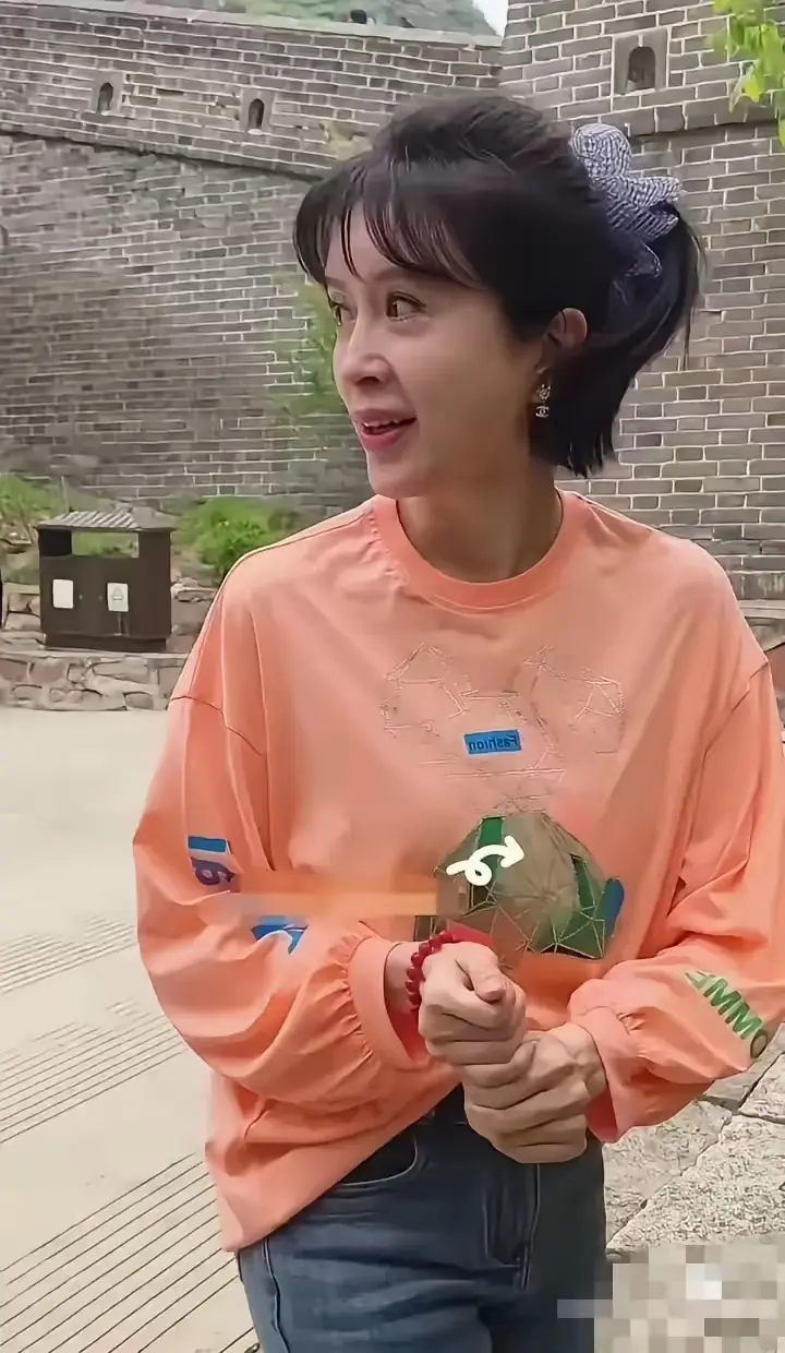 这个样子，在我们农村真没见的有多年轻，反而感觉嘴巴歪，显老
