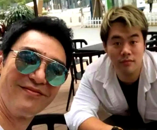 钟镇涛和章小蕙的儿子钟嘉浚，感觉没有遗传到父母的好基因呢。

他今年34岁，自己