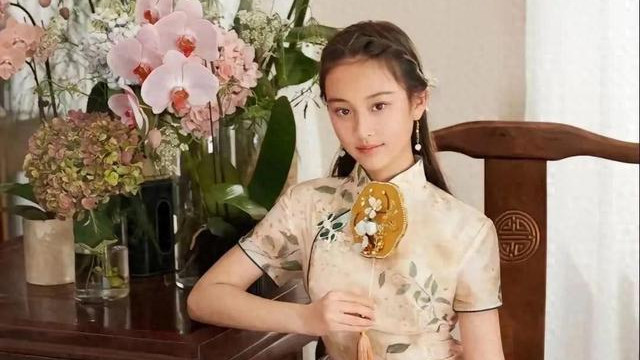 13岁甜馨和闺蜜逛街，染红发身材发育明显，贾乃亮买单拎包好宠女