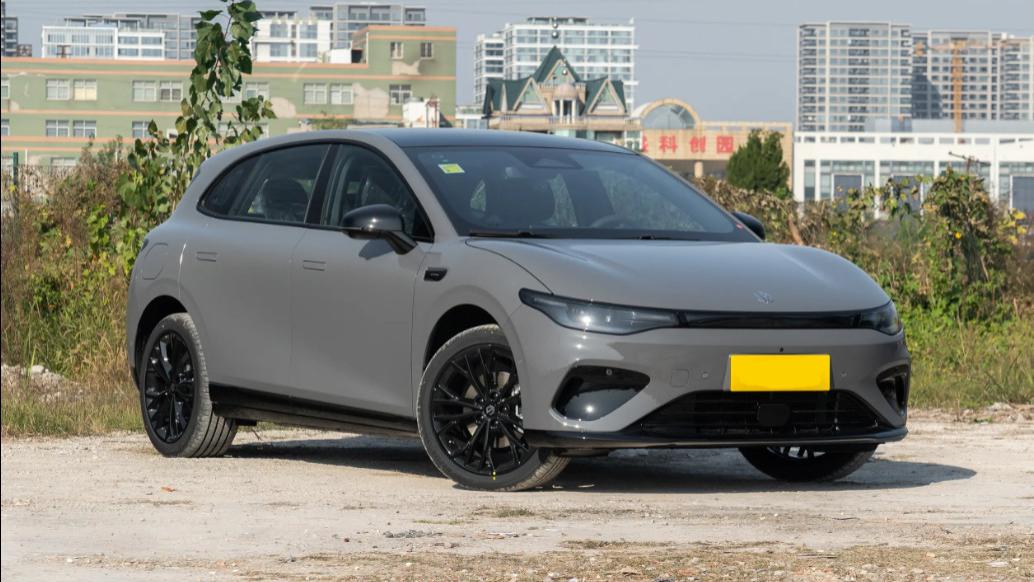 开着有面，操控给力，限时9.28万元起，短途试驾体验零跑Lafa5！