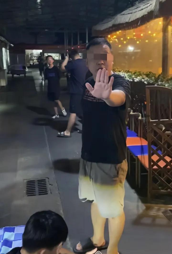 孩子做暑假工，说好一个月3500元，最后只给1400元，双方各执一词，感觉事情越