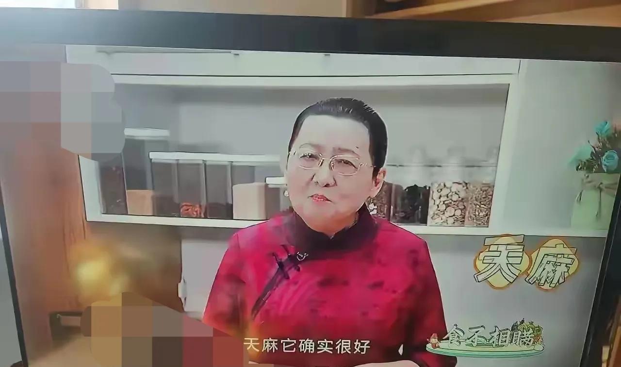 这是一个什么电视台的节目，就连老太太也能在电视台工作？