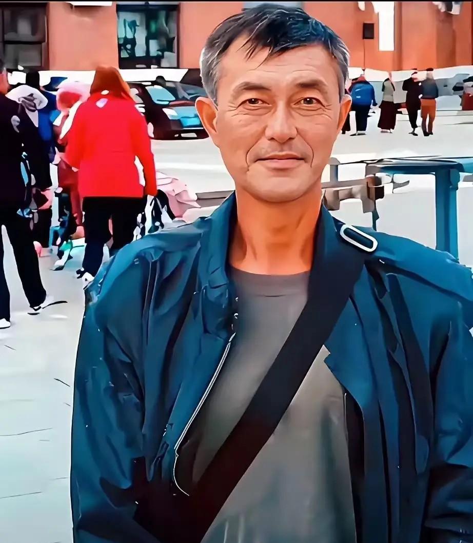 郜玉井，山东省菏泽市成武县白俘图镇郜白庄村人，1985年入伍。1988年，郜玉井