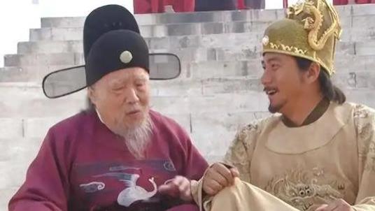 朱元璋去拜佛，问方丈：朕要跪下吗？方丈答了8个字救了全寺的人