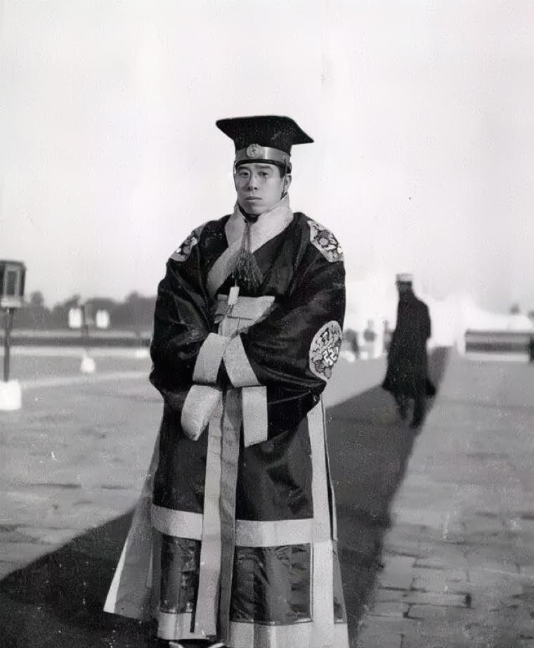 1914年冬，一代奇人杨度穿着玄色长袍，头戴梁冠参加袁世凯祭天活动的照片，他当时