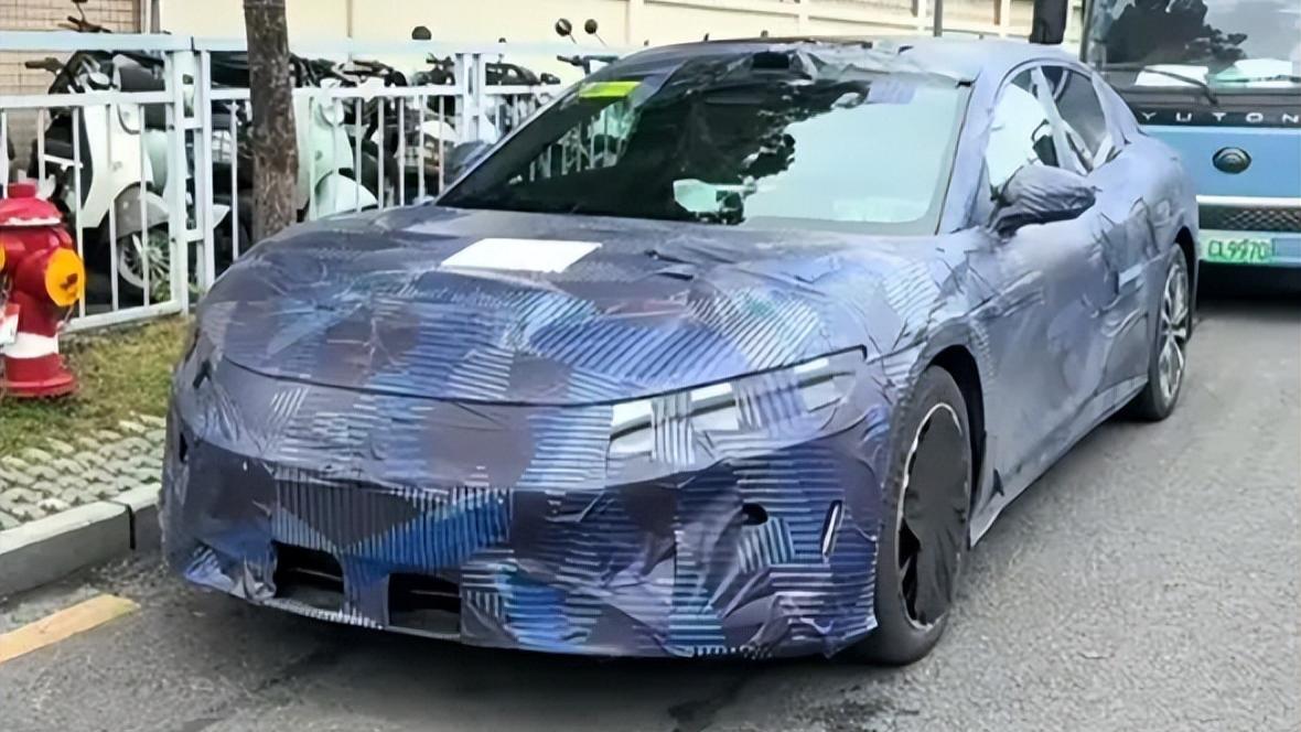 定位高于汉L！比亚迪新旗舰曝光，目测轴距要超3米，标配高阶智驾