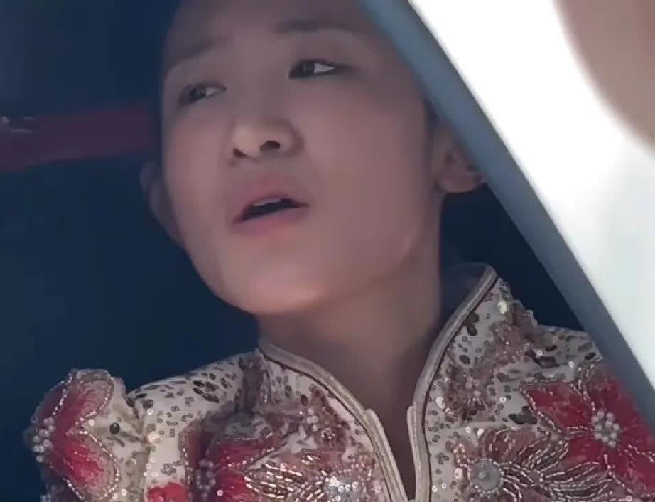 山东菏泽，疑是这名女子骗婚，被主家识破后将其围了起来要求退彩礼！女子报警求助，具