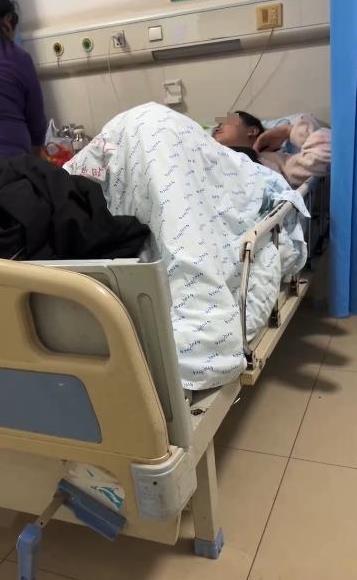 缘分来了挡也挡不住！2023年，湖南益阳，一男子开车不小心撞倒了一个骑电车的女子