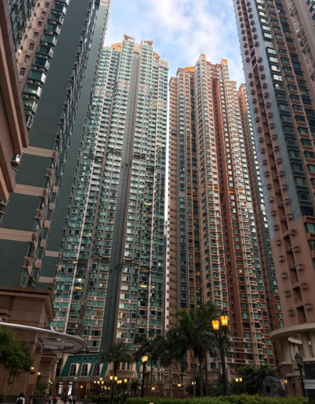 真是想不明白，香港的房子盖得那么高，那么密集，怎么会不够住呢？

还有那么多人住