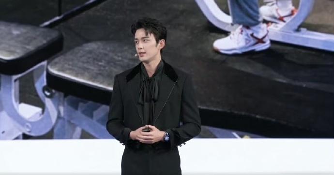 谁能拒绝吴磊穿亚麻白西装！海风掀起下摆时，他眯眼笑的样子——这哪是上班，分明是在