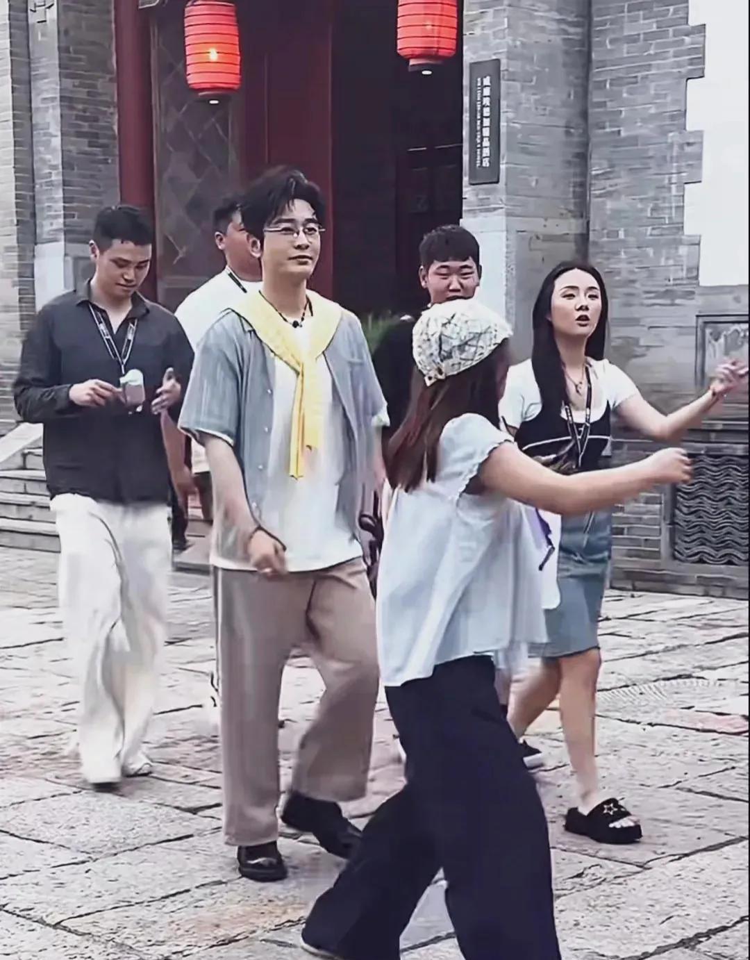 黄晓明西装造型好像更好看！