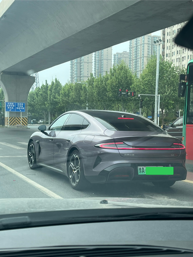 等红灯偶遇保时米
不知道这个是什么颜色，比上次看到的黑色的好看多了，凸显车身线条