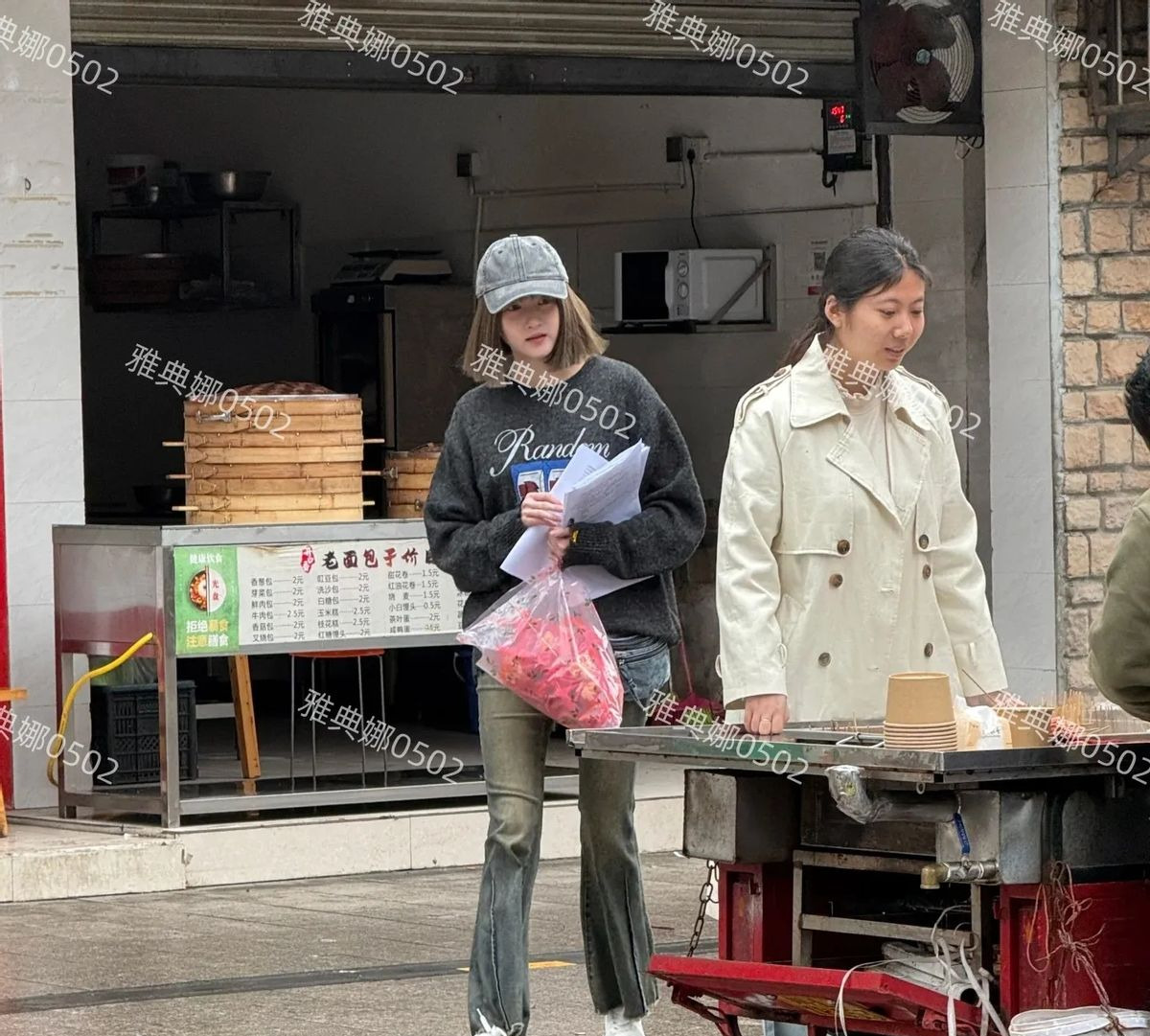关晓彤乐山拍戏路透照爆火











我的天，关晓彤在乐山拍戏被拍，这