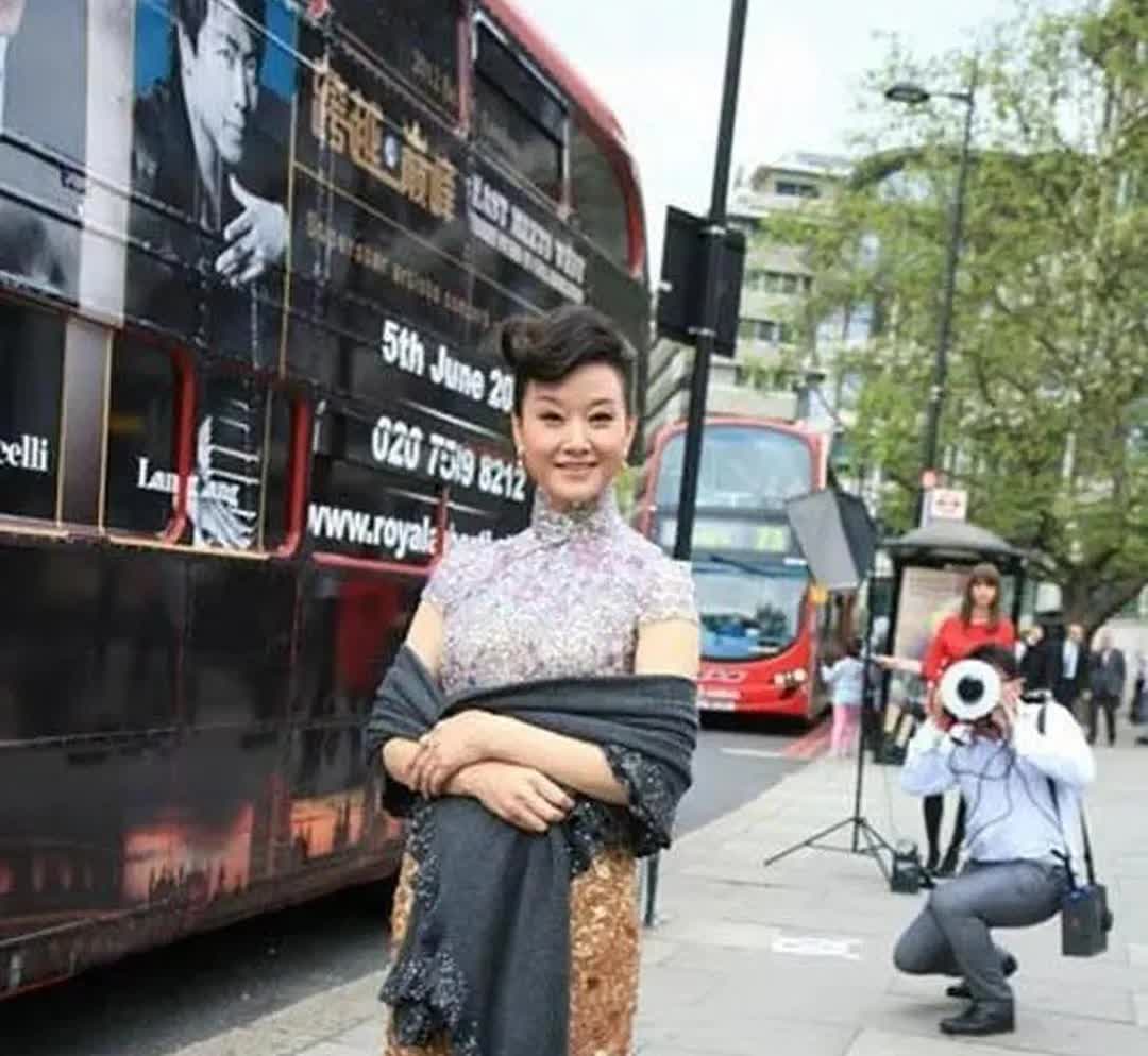 58岁的宋祖英惊艳亮相英国街头，一袭旗袍勾勒东方韵味，举手投足皆是优雅。时光似乎