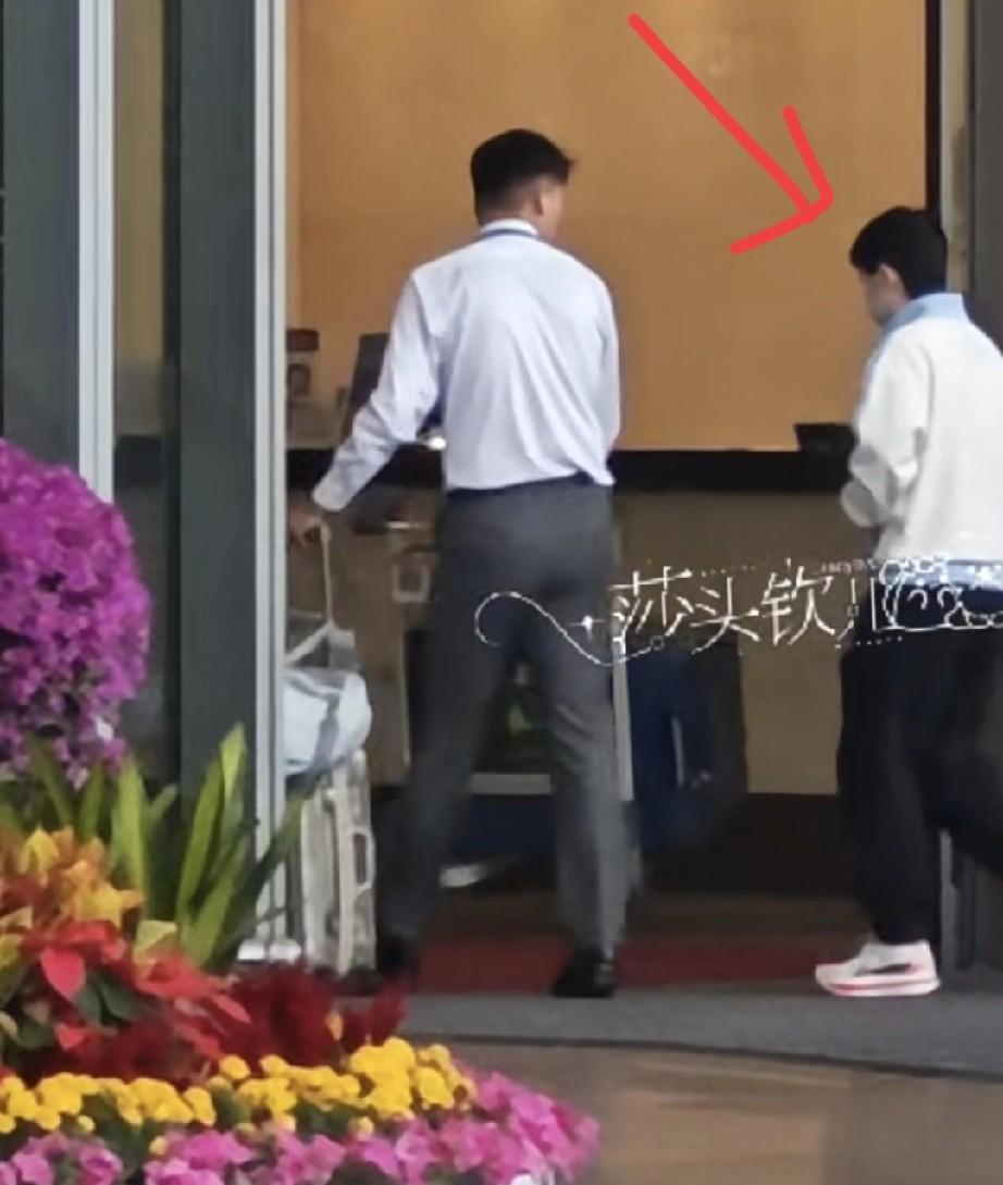 在大部队中没看到莎莎，
所有人都在担心，
原来她独自一人走了vip，
应该在飞机