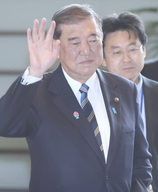 石破首相又去泡图书馆了！日媒报道，石破2日上午从首相官邸出发，竟直奔国会图书馆，