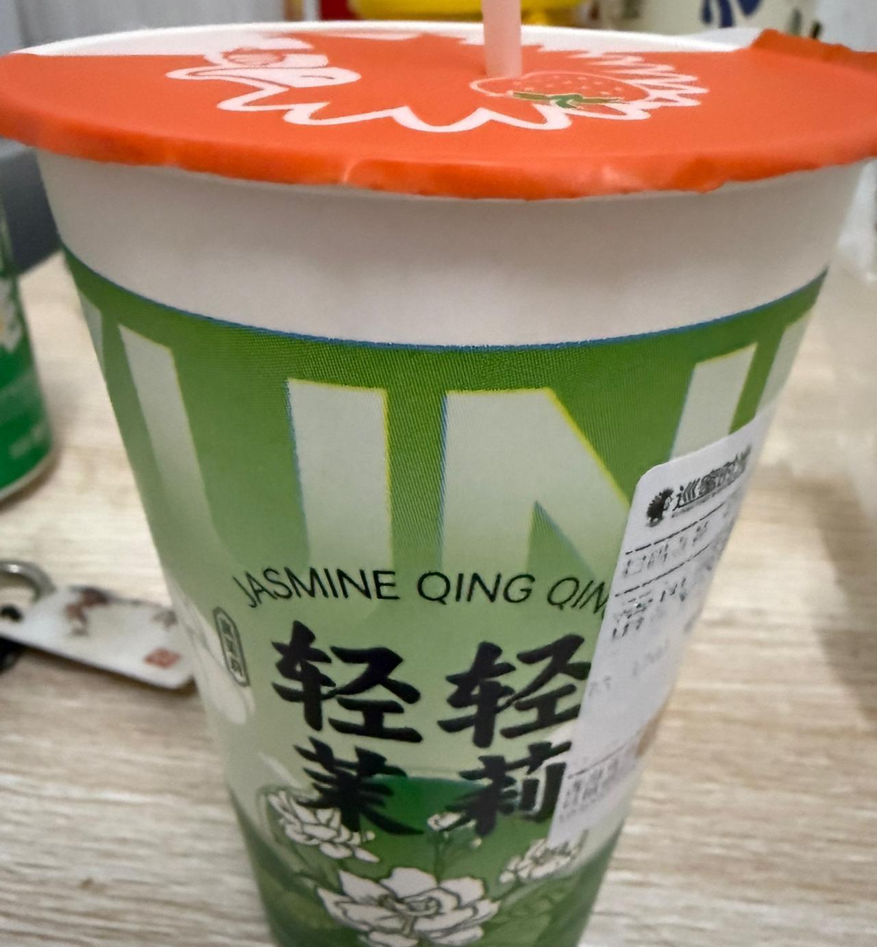秋天的第一杯奶茶，
是侄女送的，