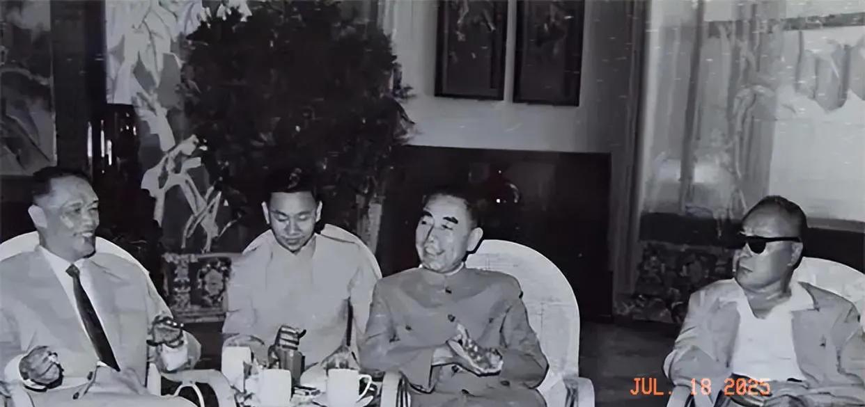 周总理陈毅副总理会见越南领导人，中国人民的好朋友黄文欢同志，并与他进行亲切友好的