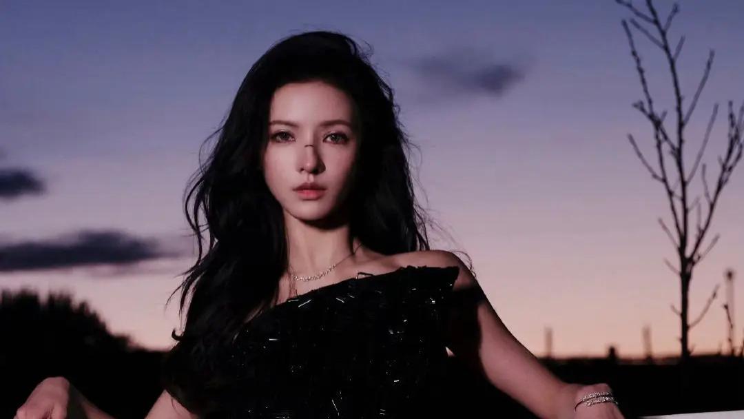 张予曦亮相微博视界大会，花仙子造型登场惊艳全网