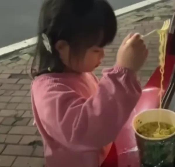 我家孩子小时候基本没吃过泡面，家里柜子一直放着一桶面，平时孩子总是眼巴巴的望着，