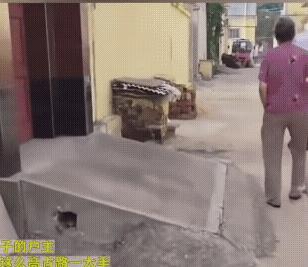 门当户对，也要一决雌雄！
发视频的人说，这两家是亲兄弟。坡子弄好后，再无车辆通过
