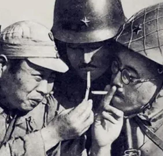 1937年，一男子主动邀请日军来家中吃饭。席间，男子向日军点头哈腰，嘴里不停地说