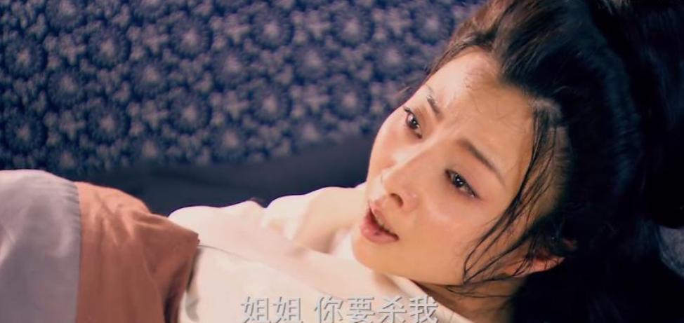 产房里，武则天虚弱的躺在铺着粗布的床上，疼得浑身发抖。
一旁的产婆攥着她的手腕喊