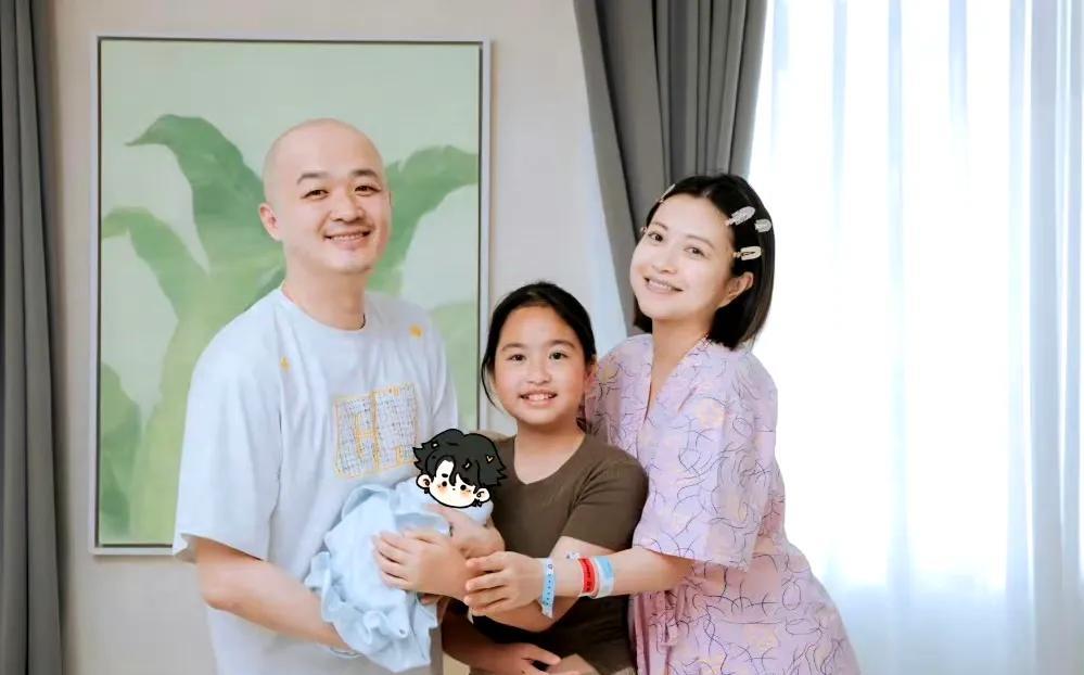 #包文婧封肚# 包文婧喜添二胎“面条子”，延续了她家别具一格的“美食系”起名风格