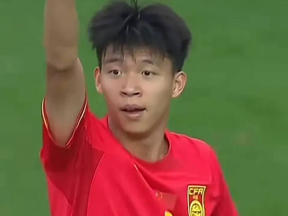 仔细瞧瞧，18 岁的王钰栋呀，昨晚可能算是中国足球仅有的一块遮羞布喽！他替补登场