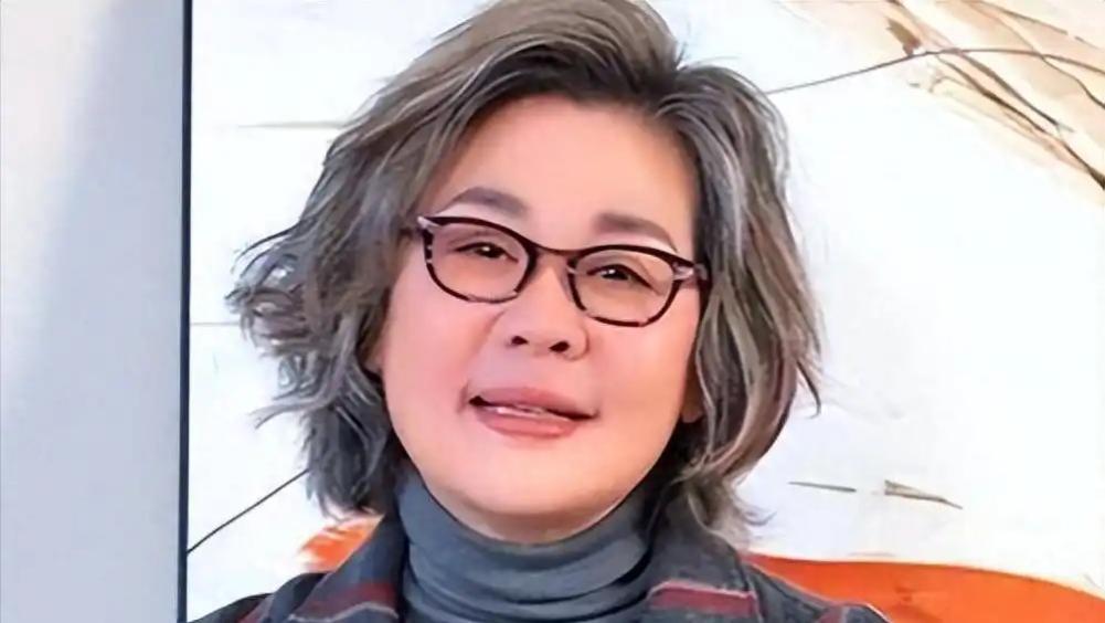 丛珊抖音一句“在法38年”炸屏！80年代“老许老婆”变银丝奶奶，火柴盒藏着根