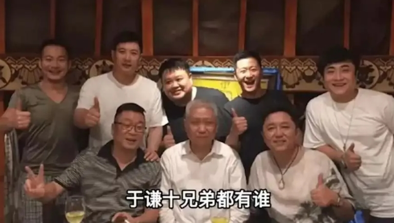 万万没想到，吴京于谦他们这些明星大佬聚餐，合影时马未都竟然稳稳坐在中间位置，就连